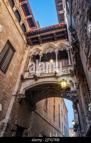 Bishop`s Bridge in der Abenddämmerung, Gotisches Viertel, Barcelona Spanien. Stockfoto